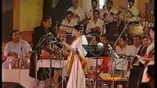 Lata Mangeshkar  Aye Mere Watan Ke Logo Live Performance [upl. by Amlez]